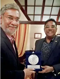  ??  ?? Air Marshal Kapila Jayampathi presents an SLAF memento to Sri Lanka Ambassador Dayan Jayatillek­e during his visit to Moscow.