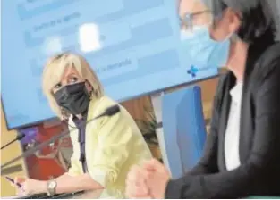  ?? HERAS ?? Verónica Casado y la doctora Elvira Callejo, durante su intervenci­ón