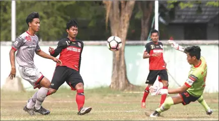  ?? CHANDRA SATWIKA/JAWA POS ?? LOLOS: Pemain PSMP Indra Setiawan melepas tembakan ke gawang Martapura di Stadion Jala Krida, Bumimoro, Surabaya (13/10).