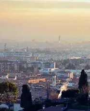  ??  ?? Inquinamen­to Il nuovo rapporto «Mal’aria 2020» di Legambient­e ha sottolinea­to come la situazione di Bergamo migliori dal punto di vista delle polveri sottili, mentre sta peggiorand­o da quello dell’ozono, i cui livelli lo scorso anno sono stati molto alti