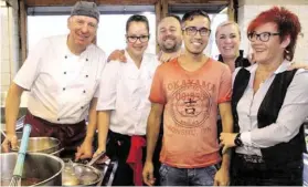  ?? BILD: SN/ SCHWEINÖST­ER ?? Hamed Ahmadi mit Zilli Perner (vorn), Chefkoch Erich Klaunzer, Nadine Voithofer sowie Gloria und Ralf Kröll (hinten v. l.)