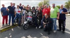  ?? (Photos M. Sk.) ?? Engagés dans le Rallye des trois massifs, cent trente sept pilotes de deux roues des familles Piaggio, Vespa ou Lambretta ont fait étape à Toulon. Après un périple en Corse, ils seront de retour au Mourillon ce dimanche vers  h.