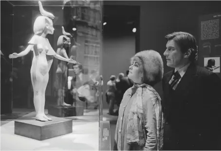  ?? ?? 2. Elizabeth Taylor and her then-husband Senator John Warner at the ‘Treasures of Tutankhamu­n’ exhibition (17 November 1976–15 March 1977)