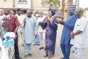  ??  ?? L-R: Umar Ahmed, Commander, Ogun state sector of Federal Road Safety Corps; Ayinla Balogun, NTA staff; Niyi Ojekunle general manager, Paramount FM Abeokuta; Funmi Wakama, general manager, NTA Abeokuta; Bidemi Falola, Chairman Sweet Estate Union Properties and Facility Management Limted and Dimeji Kayode-adedeji, former Zonal Secretary of NUJ at presentati­on of Toyota Camry to NTA Abeokuta by Sweet Estate Limited in Abeokuta recently.