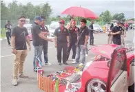  ??  ?? JUSLIE melawat tapak pameran pertanding­an kenderaan dalam program turun padang.