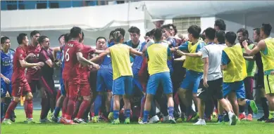  ?? LIU DAWEI / XINHUA ?? Shanghai SIPG’s Brazilian star Oscar has been suspended for eight matches for his part in triggering a melee during last Sunday’s Chinese Super League match against Guangzhou R&F in Guangzhou.