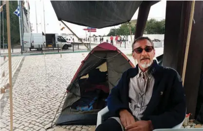  ??  ?? Pedro Ribeiro junto à tenda que montou há um mês no Parque das Nações