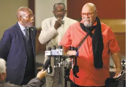  ?? Liz Hafalia / The Chronicle ?? The Rev. Amos Brown (left), the Rev. Arnold Townsend (rear) and artist Dewey Crumpler want the Washington mural to be protected.