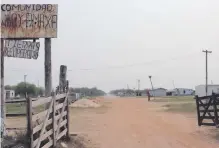  ??  ?? Comunidad indígena celebró ayer la apertura de un camino que les conectará con sus tierras.