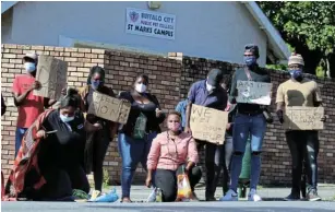  ?? Picture: MICHAEL PINYANA ?? DESPERATE: Buffalo City College students at St Mark’s campus are seen entering their second week begging for food as their grants have not yet been processed. Some pedestrian and motorists have been touched by their plight of and have dropped off bread and cash.