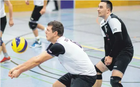  ?? FOTO: ROLF SCHULTES ?? Die Bad Waldseer Volleyball­er um Lucas Romer (vorne) und Libero Pascal Eisele verloren das erste Pflichtspi­el des neuen Jahres bei der SG MADS Ostalb mit 1:3.