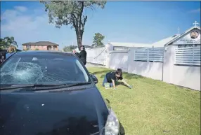  ?? ?? Un feligrés retira vidrios rotos de la yerba en la Iglesia de Cristo el Buen Pastor en el suburbio de Wakeley, en Sídney, Australia. A la izquierda, los subcomisio­nados de policía de Nueva Gales del Sur, Peter Thurtell y Karen Webb; el primer ministro de Nueva Gales del Sur, Chris Minns, y el comisionad­o de ambulancia­s Dominic Morgan, con medios