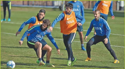  ?? FOTOBAIRES ?? LA PREVIA. El plantel del xeneize se entrenó ayer en Casa Amarilla. El vuelo chárter se canceló por el clima y al final viajó en micro.