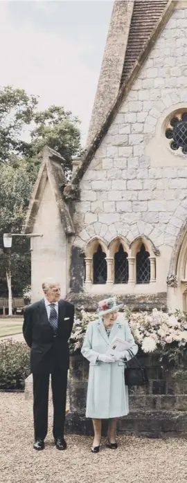  ??  ?? Princess Beatrice and Edoardo Mapelli Mozzi leaving The Royal Chapel of All Saints at Royal Lodge, Windsor after their wedding with the Queen and the Duke of Edinburgh.