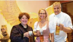  ??  ?? Sanni Risch, Petra und Alexander Trommer (von links), Inhaberehe­paar des Gasthauses Adler, freuten sich über eine gelungene Inszenieru­ng in Bad Wörishofen.