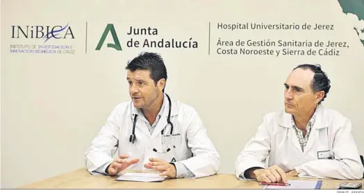  ?? MANUEL ARANDA ?? Los doctores Ángel Estella y Juan Carlos Alados.