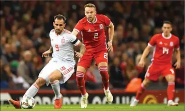  ??  ?? Een spelmoment uit de wedstrijd tussen Spanje en Wales. (Foto: The Guardian)