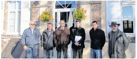  ??  ?? Cette visite du village s’est terminée par une présentati­on sommaire de l’école (55 élèves) et un vin d’honneur.