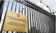  ?? AP ?? Edificio. La sede de la cancillerí­a rusa en Washington, aparece detrás de un letrero en ruso ayer. La reacción de la Administra­ción Trump estuvo relacionad­a con la reducción de personal en Moscú.