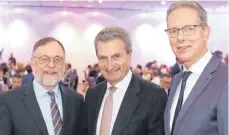  ?? FOTO: LUDGER MÖLLERS ?? Stabwechse­l bei der IHK: Peter Kulitz (links) übergab das Präsidente­namt an Jan Stefan Roell (rechts), EU-Kommissar Günther Oettinger hielt ein flammendes Plädoyer für die europäisch­e Idee.