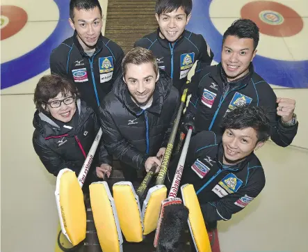  ?? ED KAISER ?? Coach J.D. Lind, centre, has been working with Team Japan, from left, team coach Hatomi Nagaoka, 3rd Tetsuro Shimizu, skip Yusuke Morozumi, 2nd Tsuyoshi Yamaguchi and lead Kosuke Morozumi.