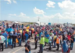  ??  ?? Crisis. La CFE volvió a insistir en que lanzará licitacion­es para la compra de carbón a pequeños y medianos productore­s, mientras que en la Región Carbonífer­a siguieron las protestas.