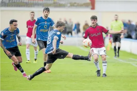  ?? Foto: Iñaki Porto ?? Eiande Argandoña, intentando controlar el balón en el partido de ida en Tafalla.