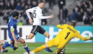  ??  ?? Thomas Müller maakt hier het tweede doelpunt voor Duitsland tegen Azerbeidzj­an. (Foto: Goal)