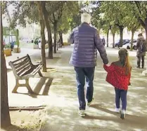  ??  ?? ABUELOS. LOS ABUELOS ESTÁN JUGANDO UN PAPEL IMPORTANTE AHORA QUE LAS ESCUELAS ESTÁN CERRADAS Y ALGUNOS PADRES DE FAMILIA TIENEN QUE SEGUIR TRABAJANDO.