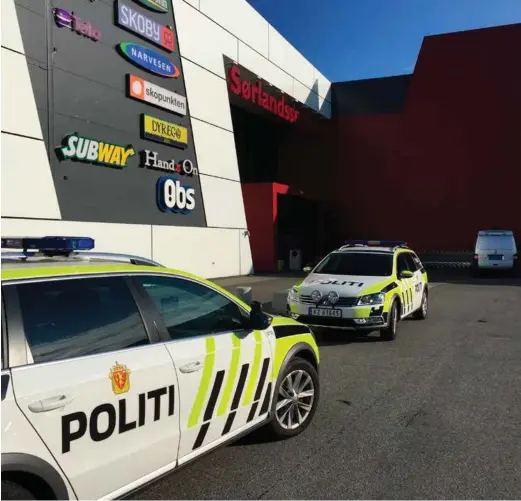  ?? MOD FLEM FOTO: VEGGE, TOR- ?? Politiet utenfor Sørlandsse­nteret sist onsdag ettermidda­g. 17 år gamle Marie Skuland ble drept med kniv inne på Coop Obs.