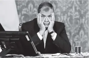  ?? AFP ?? El presidente Rafael Correa gesticula durante la rueda de prensa de ayer, en Quito.