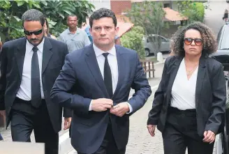  ?? WILTON JUNIOR / ESTADÃO ?? Encontro. Moro deixa a casa de Bolsonaro, no Rio, após se reunir com o presidente eleito