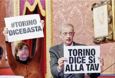  ?? Ansa/LaPresse ?? La protesta La protesta in aula del Pd (Fassino viene espulso). Fuori , la manifestaz­ione del No Tav