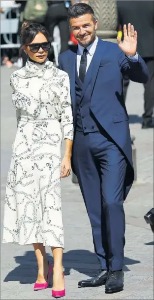  ??  ?? Victoria y David Beckham, al llegar a la Catedral de Sevilla para la ceremonia.