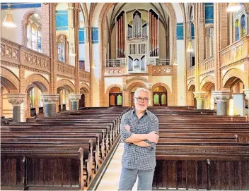  ?? FOTO: C. KLEINAU ?? Jörg Zimmermann (59) tritt Gründonner­stag als neuer Pfarrer der evangelisc­hen Christuski­rchengemei­nde seinen Dienst an. Die Kleuker-Orgel hat es ihm jetzt schon angetan.