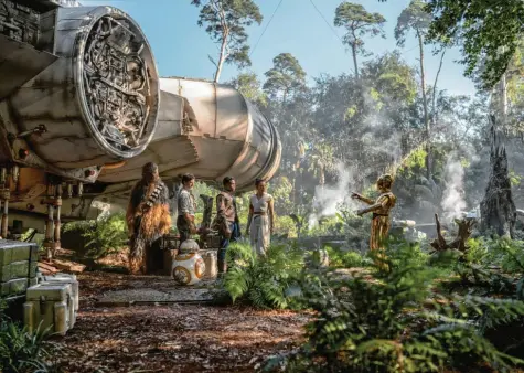  ?? Foto: Disney ?? Chewbacca (Joonas Suotamo), Poe (Oscar Isaac), Finn (John Boyega), Rey (Daisy Ridley) und C-3PO (Anthony Daniels) in „Der Aufstieg Skywalkers“.