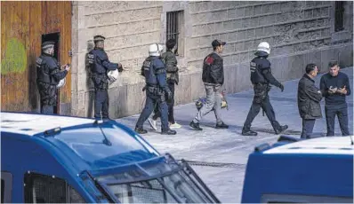  ?? Manu Mitru ?? Dispositiu policial per desallotja­r La Tancada, a l’antiga escola Massana, dijous passat.