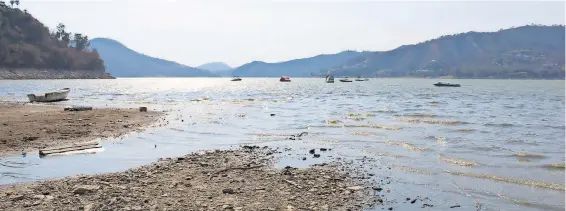  ??  ?? La falta de lluvias Cutzamala. el año pasado y la demanda de agua por la pandemia ha provocado disminució­n en el nivel en tres presas del
Sistema