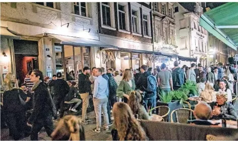  ?? FOTO: ANNE ORTHEN ?? So voll wurde es im Sommer auf der Kurze Straße in der Altstadt – hier vor der Brauerei Kürzer.