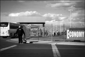  ?? BRIAN RAMOS ?? A Transporta­tion Security Administra­tion worker at Harry Reid Internatio­nal Airport in Las Vegas walks to the employee parking lot Monday.