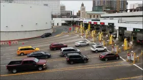  ?? PAUL SANCYA — THE ASSOCIATED PRESS ?? Vehicles enter the United States as a minivan drives to Canada in the Detroit-Windsor Tunnel in Detroit on Monday.