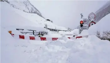  ?? FOTO: DPA ?? Die Straße von Täsch nach Zermatt (Schweiz) ist wegen Lawinengef­ahr gesperrt. Der Ort ist zurzeit nur aus der Luft zu erreichen. Für 70 Franken (knapp 60 Euro) kann man sich ausfliegen lassen.