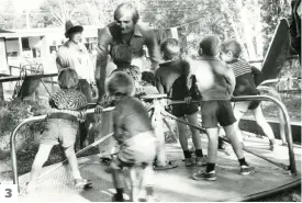  ?? PHOTOS COURTOISIE FONDATION PAPILLON ?? 3 1. Martine Miville, 11 ans, coparraina­it une campagne de financemen­t avec Guy Lafleur en 1977. 2. Christian Généreux, atteint de
passanit udne paralysie cérébrale, avec son idole au camp Papillon en 1977. 3. Le numéro 10 journée par été au camp Papillon avec les enfants.