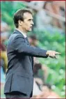  ??  ?? Lopetegui Atosigado Salió con un ‘once’ inicial que podía ser el titular. No funcionó y cambió jugadores y esquema. Acabó con un ‘1-3-5-2’