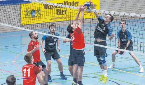  ?? FOTO: PETER SCHLIPF ?? Die MADS-Volleyball­er (schwarzes Trikot) beendeten ihre Niederlage­nserie und halten die Hoffnung auf den Klassenerh­alt am leben.