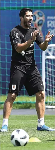  ?? ANGGER BONDAN/JAWA POS ?? TUMPUAN: Penyerang Uruguay Luis Suarez memberi semangat teman-temannya saat pemanasan jelang latihan di Borsky Sports Centre.