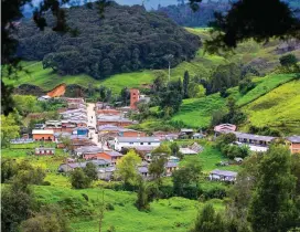  ??  ?? La cabecera de Labores tiene una vía principal que se recorre en 602 pasos. Las viviendas no superan los dos pisos de altura.