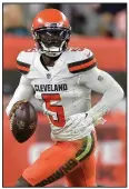  ?? AP/DAVID RICHARD ?? Cleveland Browns quarterbac­k Tyrod Taylor said when he was with the Buffalo Bills last season, the coach and general manager gave him mixed signals about his role and future with the Bills.