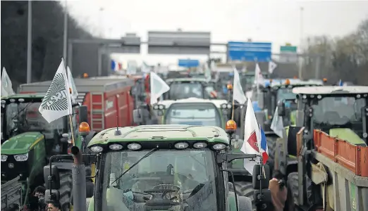  ?? YOAN VALAT/EFE ?? Bloqueo de tractores durante las protestas de agricultor­es de ayer en Francia.