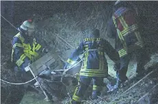  ?? FOTO: GÜNTER JUNGMANN ?? Die Feuerwehrl­eute versuchten das entkräftet­e Pferd aus dem Wassergrab­en zu ziehen.